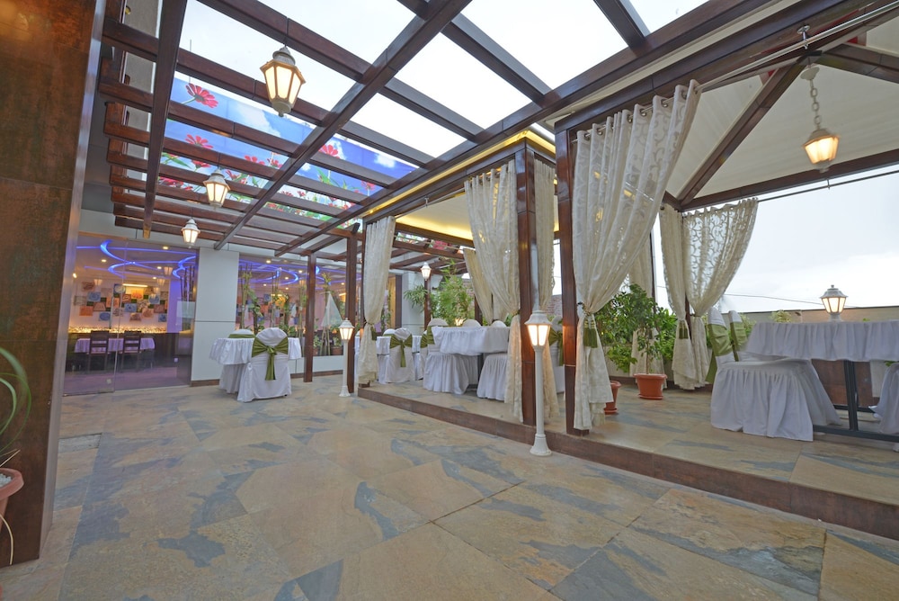 Hotel J P International 30/39