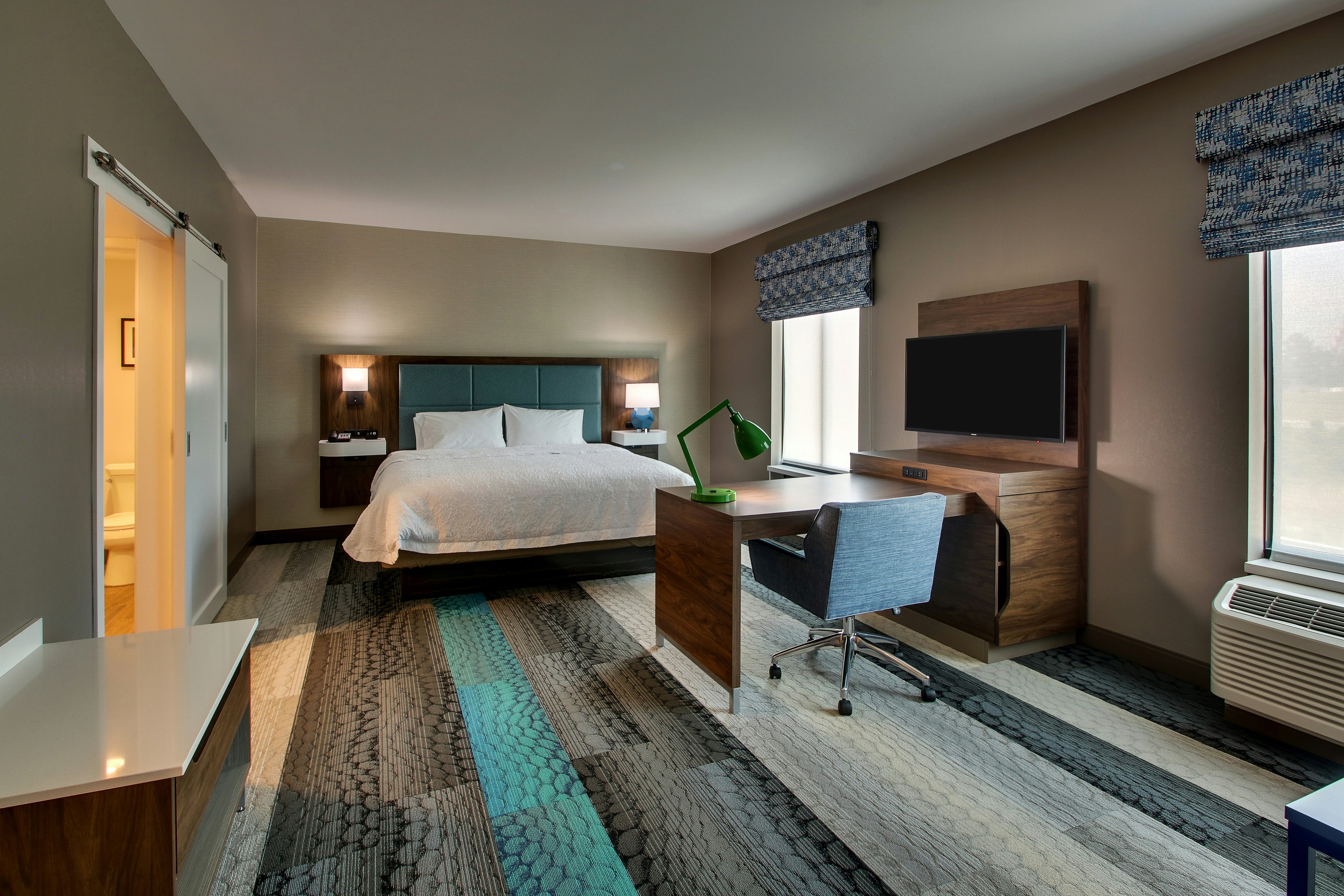 Studio, King Bed, Accessible