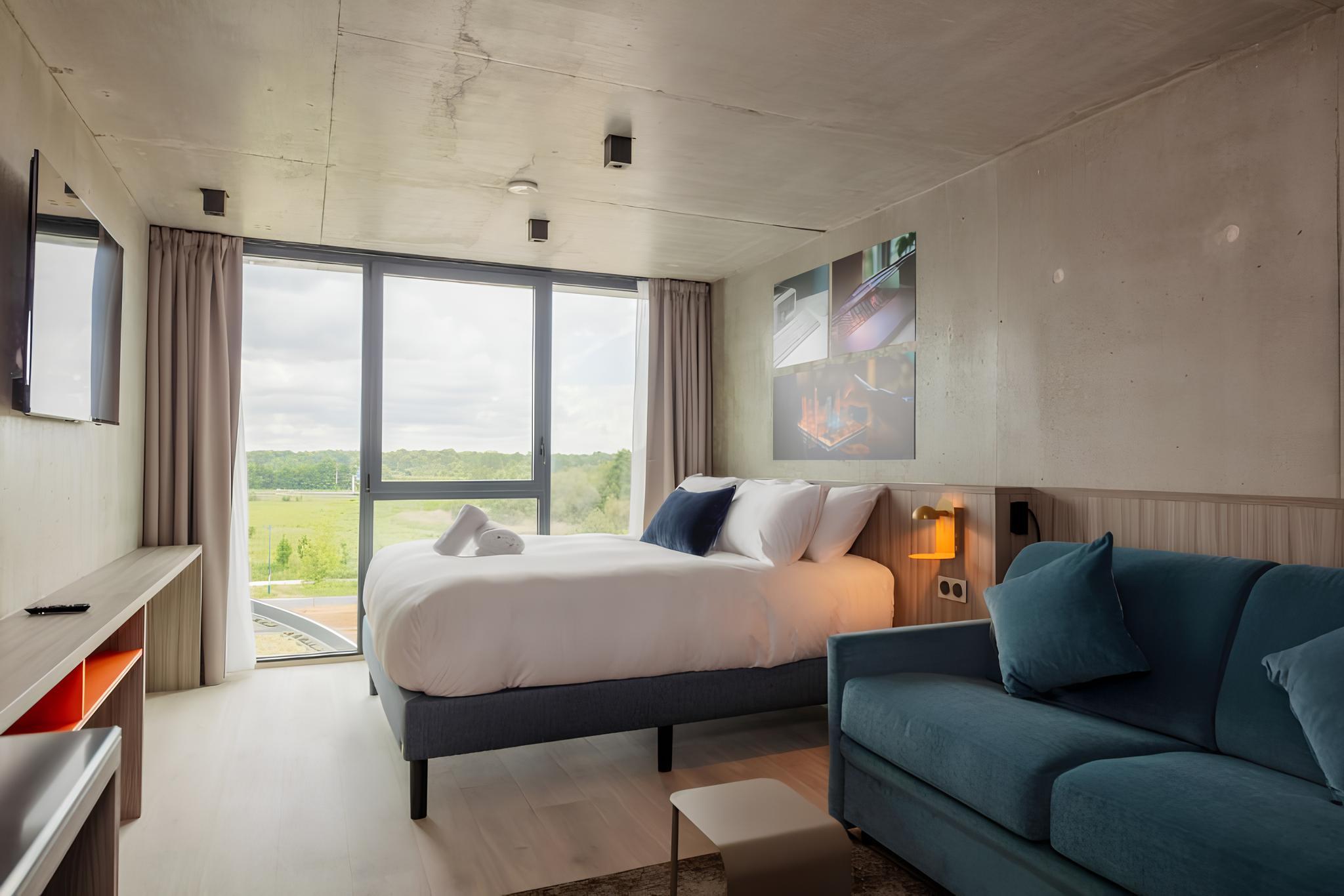 Club, Spa, Double Bed, Pool Access