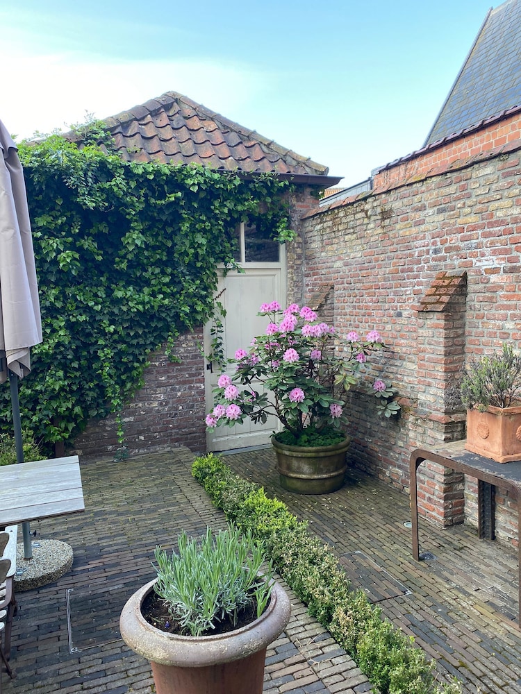 1669 Bed And Breakfast 38/50