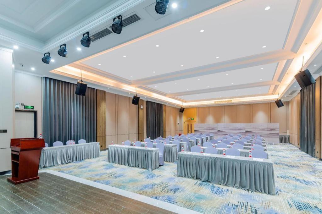 Vienna Hotel (Zhongshan Xiaolan High Speed Railway Station) 48/59