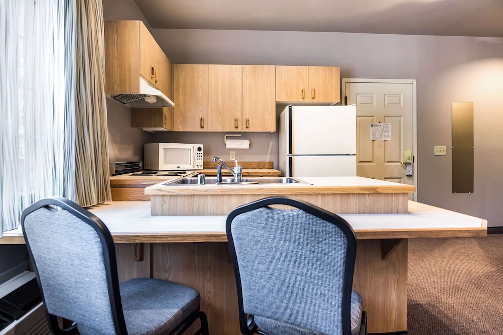 Quality Inn & Suites Bainbridge Island 46/62