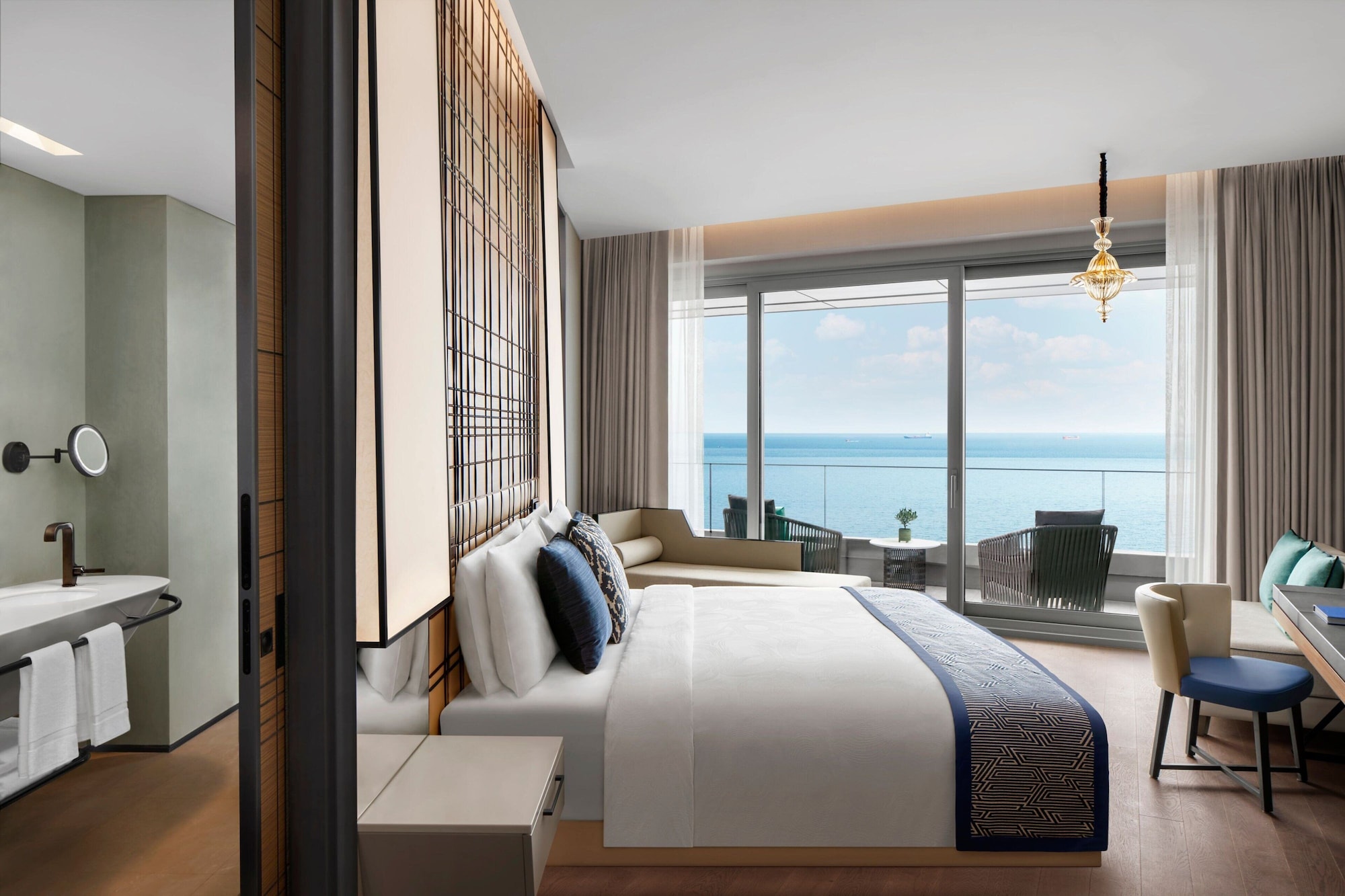 GUEST ROOM, EXECUTIVE, KING BED, PANORAMIC SEA VIEW, BALCONY, EXECUTIVE LOUNGE ACCESS