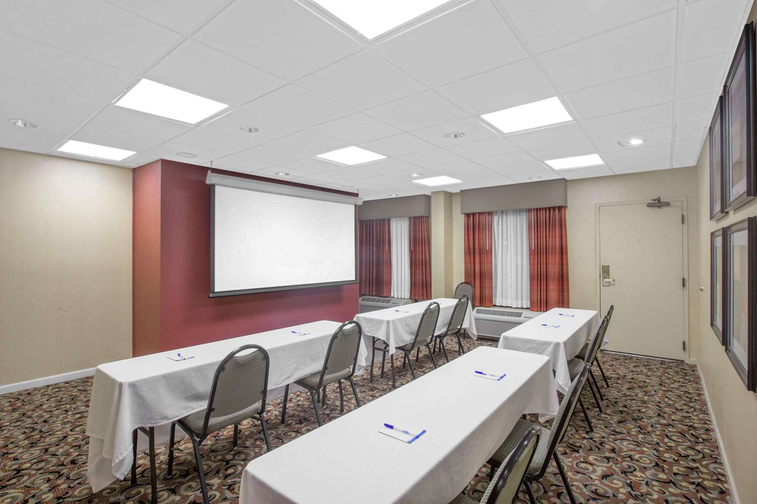 Studio6 Suites Jacksonville, NC 24/34