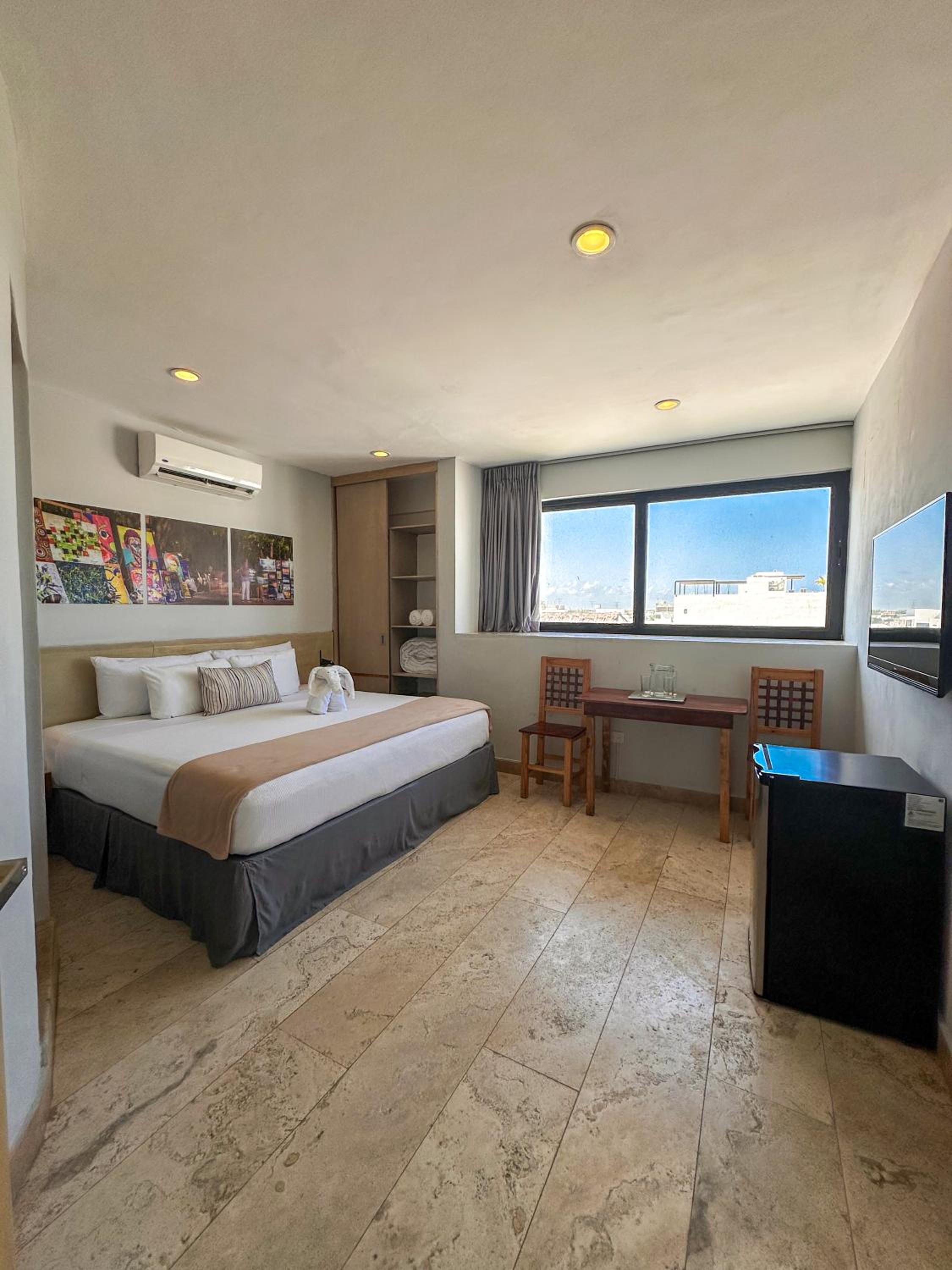 ROOM, KING BED