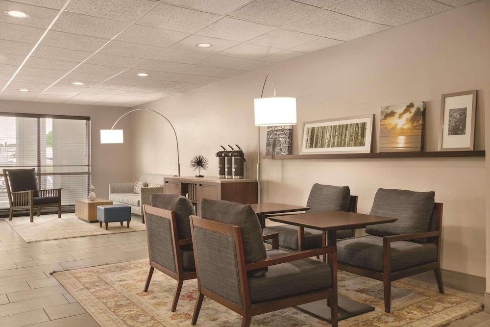 Country Inn and Suites by Radisson, Port Clinton, OH 15/24