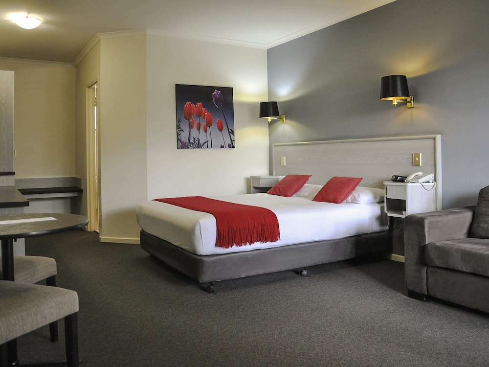 SUPERIOR, QUEEN BED