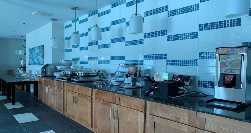 SureStay Plus Hotel by Best Western Niagara Falls East 15/17