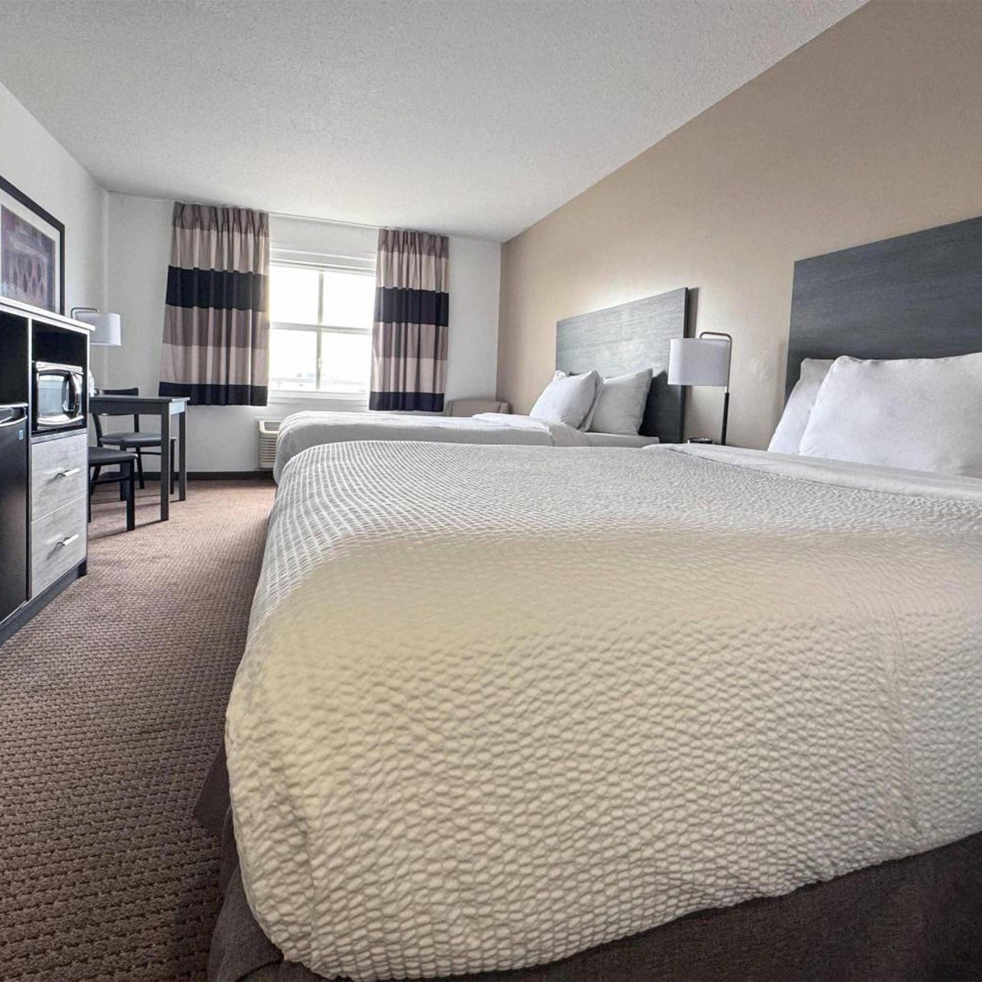 غرفة بسرير كينج وسريرين كوين، Ramada by Wyndham Sherwood Park 7/10
