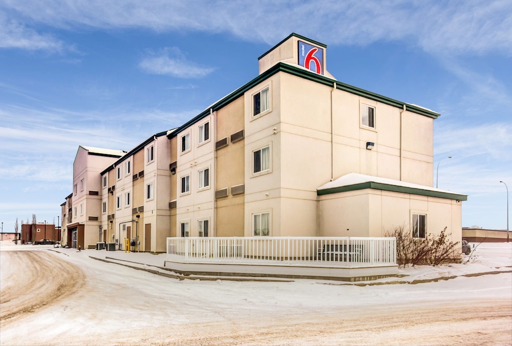 Days Inn by Wyndham Stony Plain 2/44
