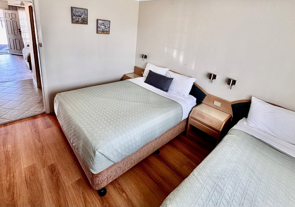 2 Bedrooms, Family Suite, Family, 2 Queen and Twin Beds