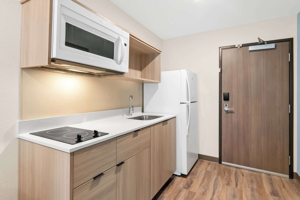 WoodSpring Suites Pensacola West 27/28