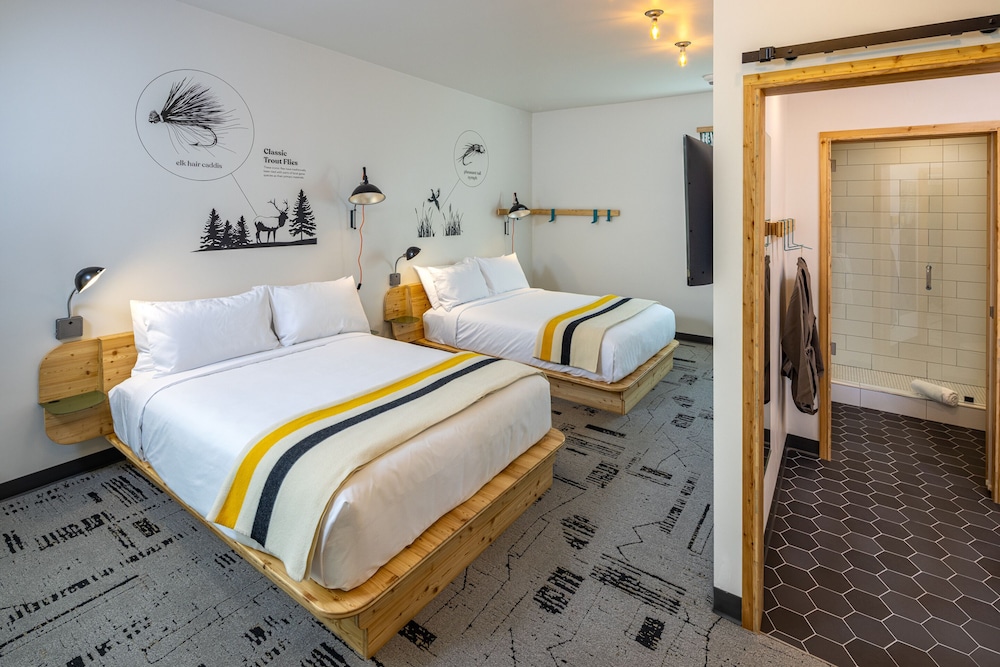 Room, 2 Queen Beds, Main Street View, Accessible