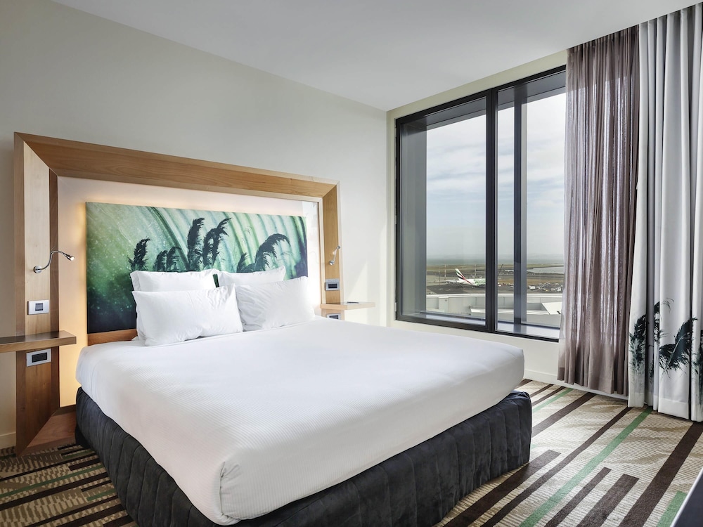 SUITE, KING BED