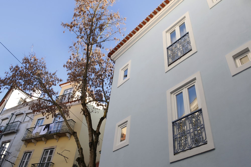 Alfama Yellow House 2/75