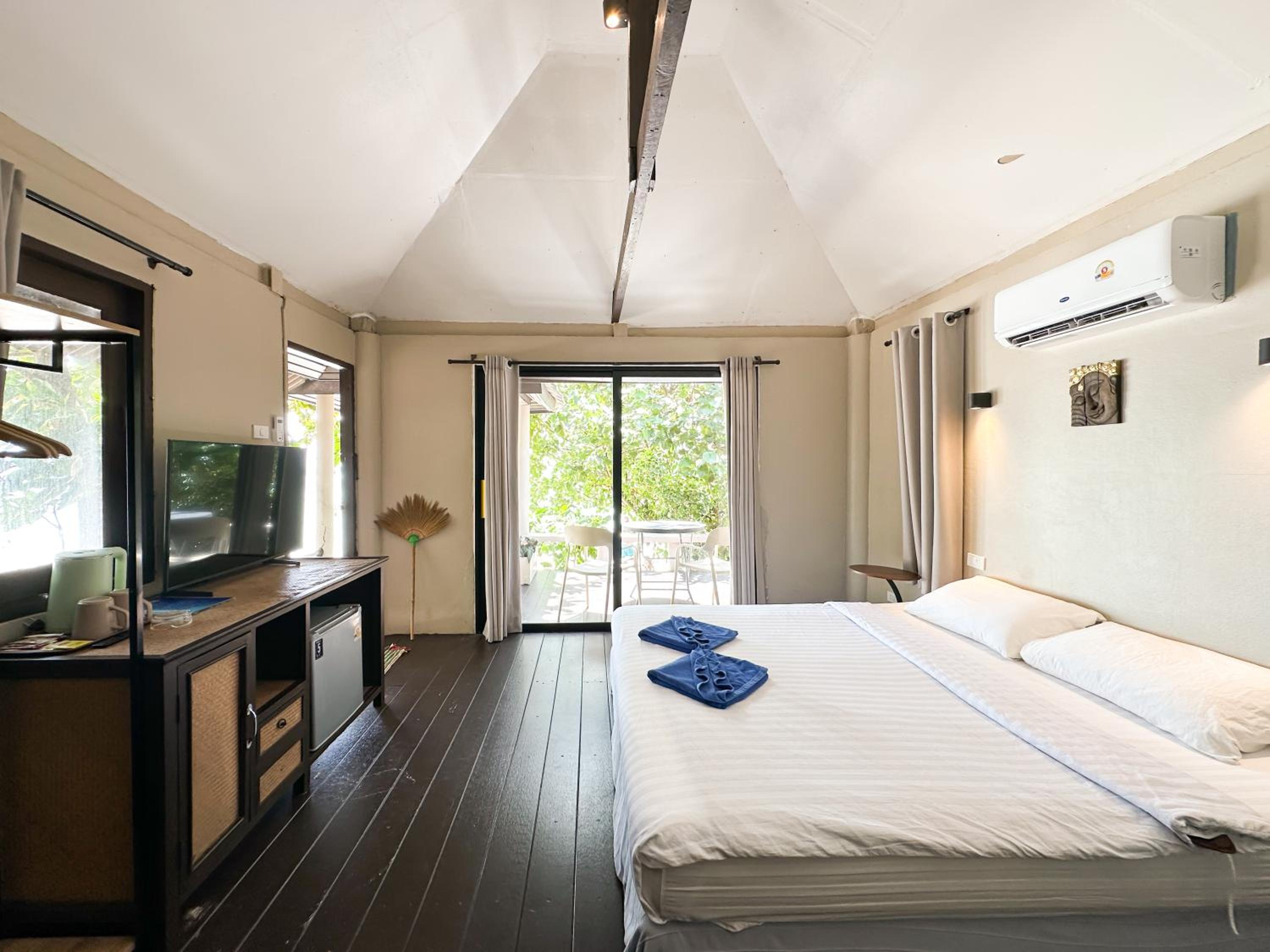 Authentic, Bungalow, Queen Bed