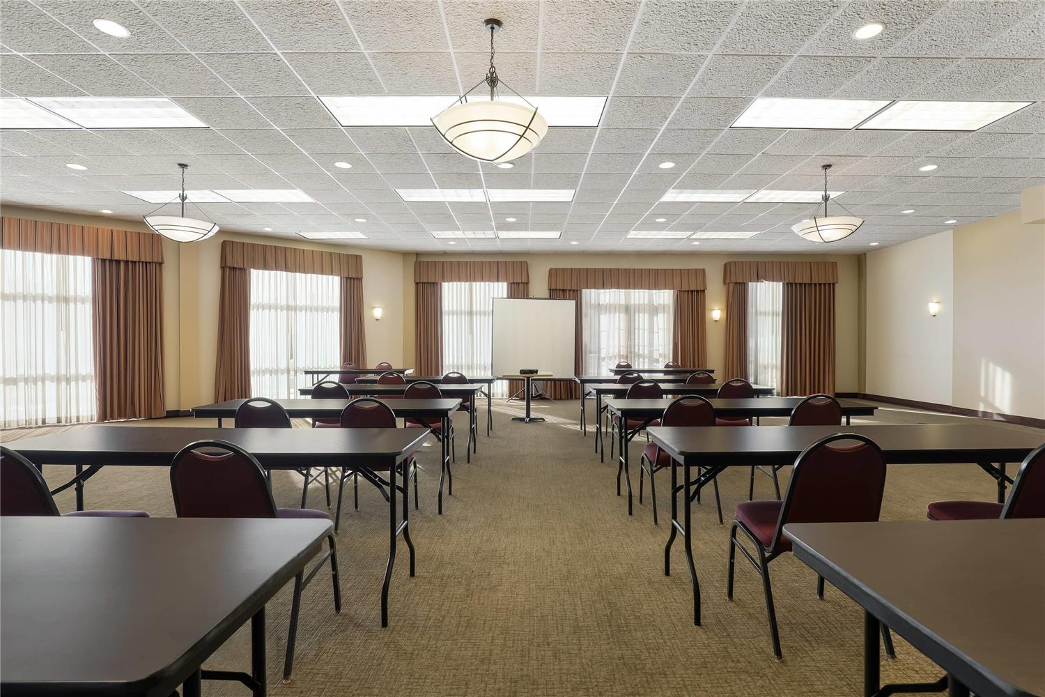MainStay Suites Fitchburg Madison 31/44