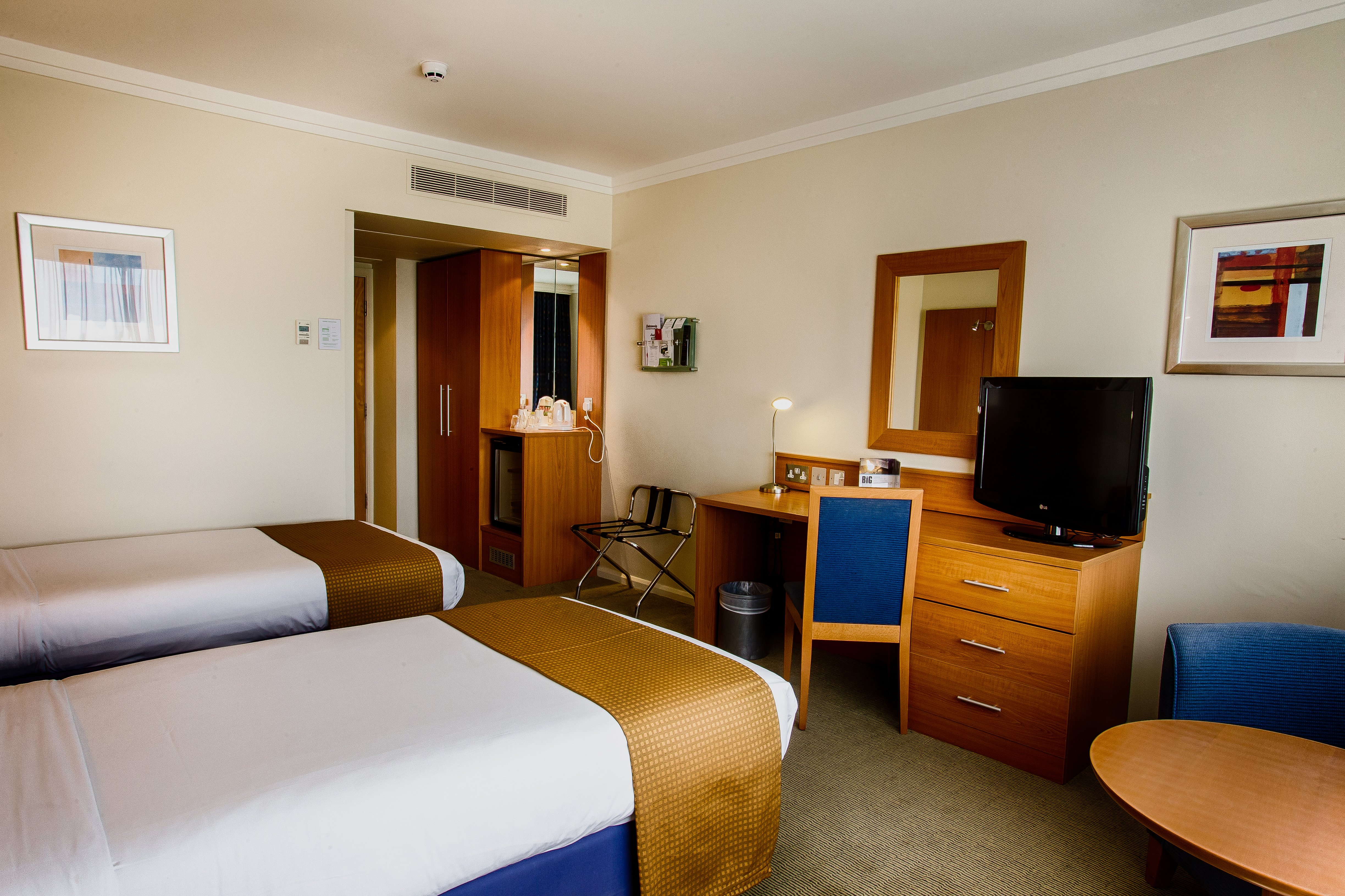 HOLIDAY INN LONDON HEATHROW M4J4 21/62