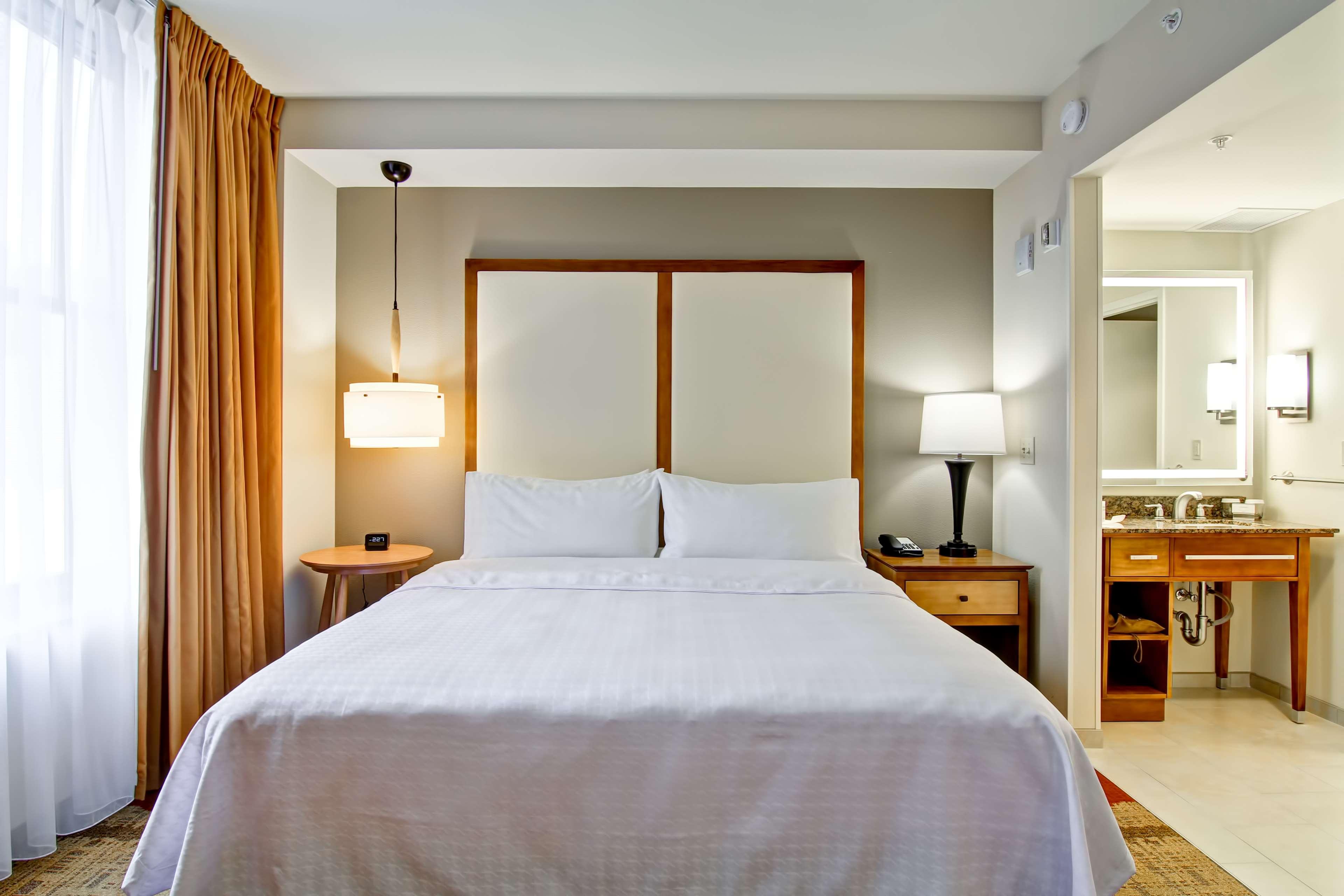 1 BEDROOM, SUITE, KING BED