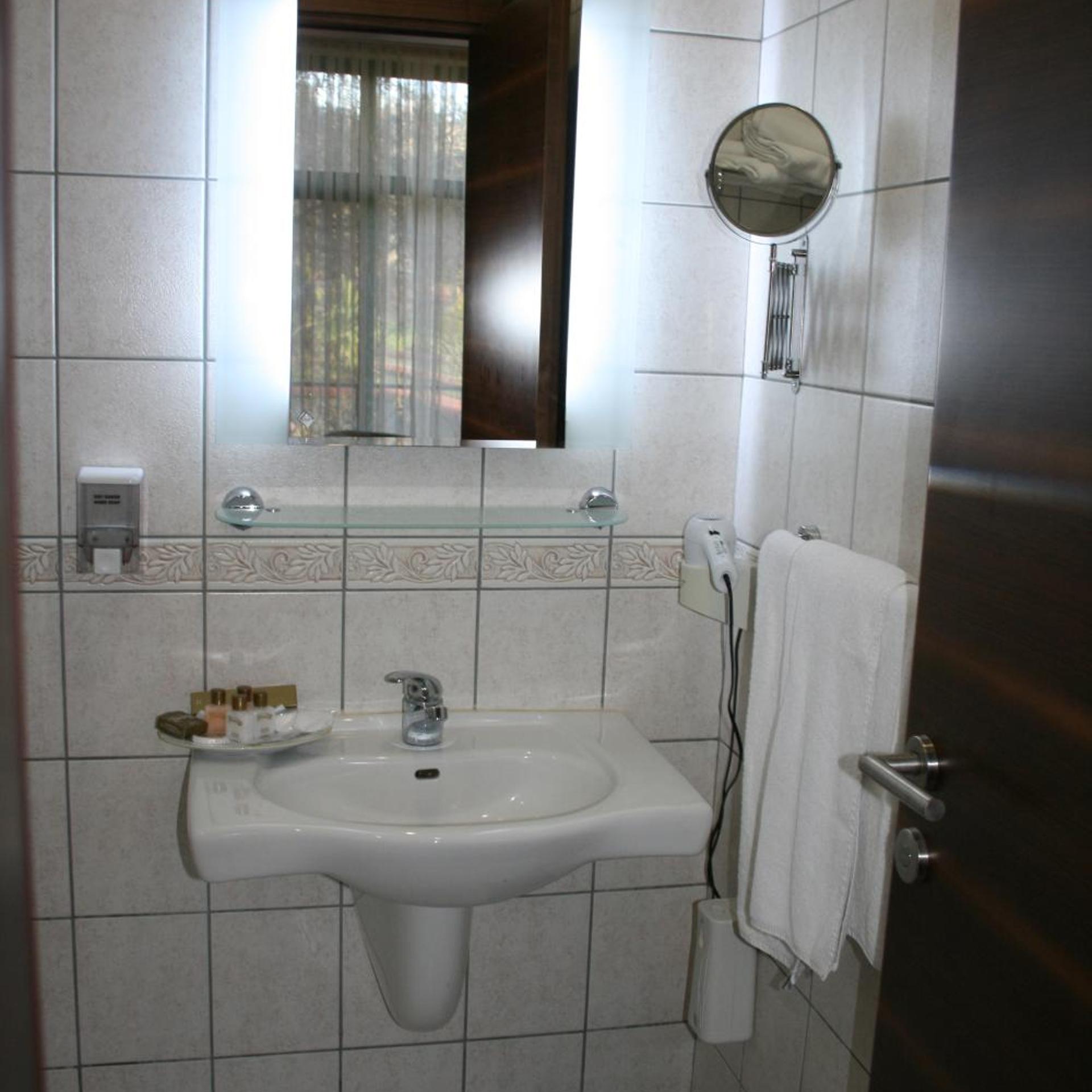 Room, Twin Beds, Garden View