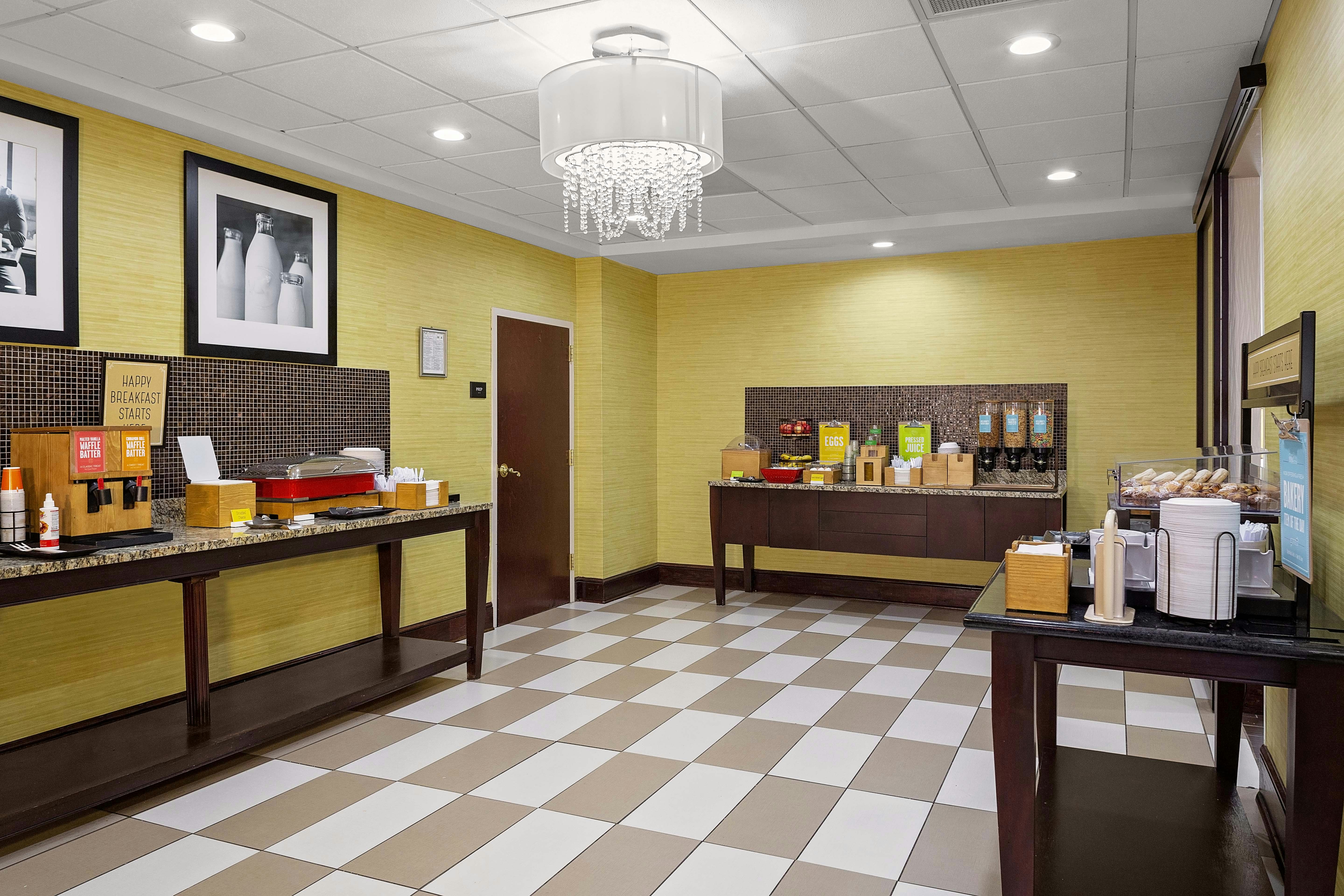 Hampton Inn Atlanta-Fairburn 8/74
