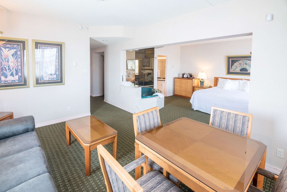 Ramada by Wyndham Thunder Bay Airlane Hotel 25/50