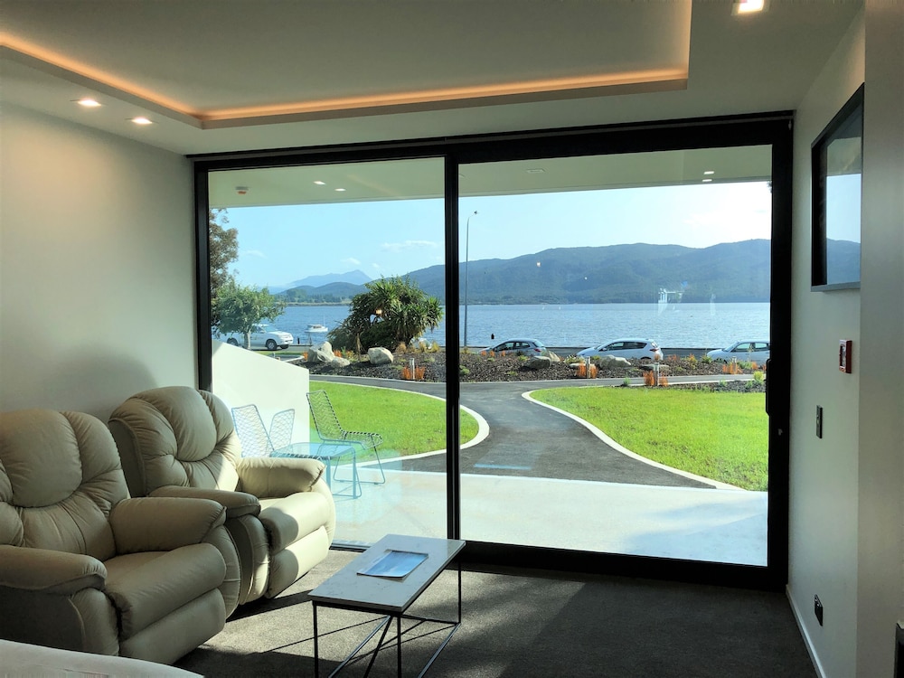Fiordland Lakeview Motel and Apartments 35/67