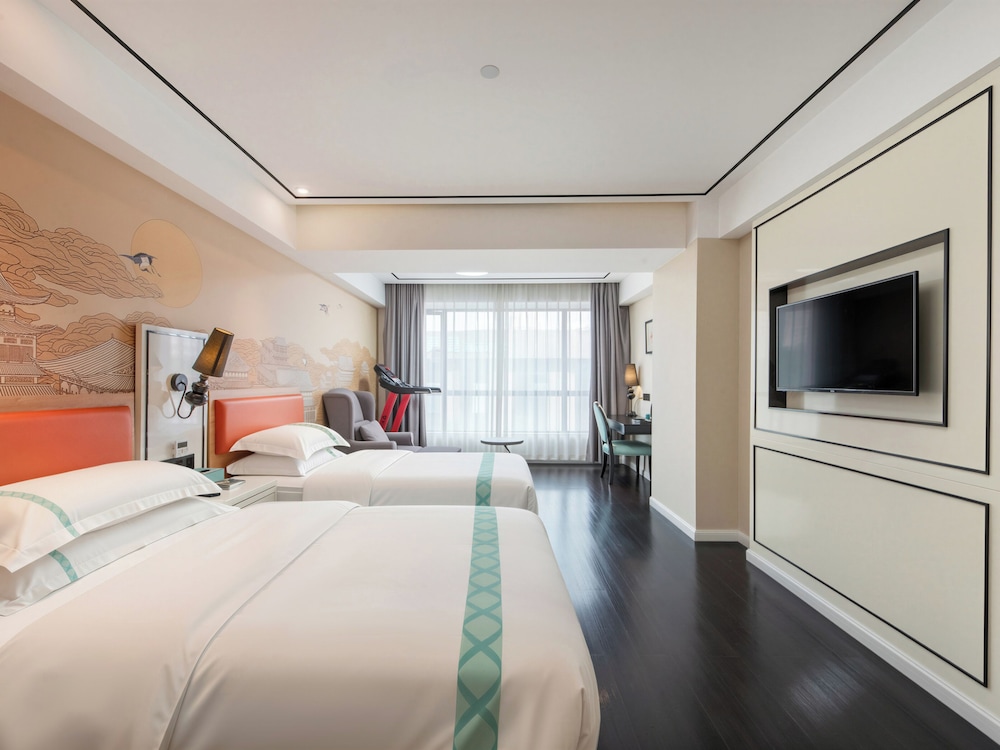 Senior, Twin Beds, City View