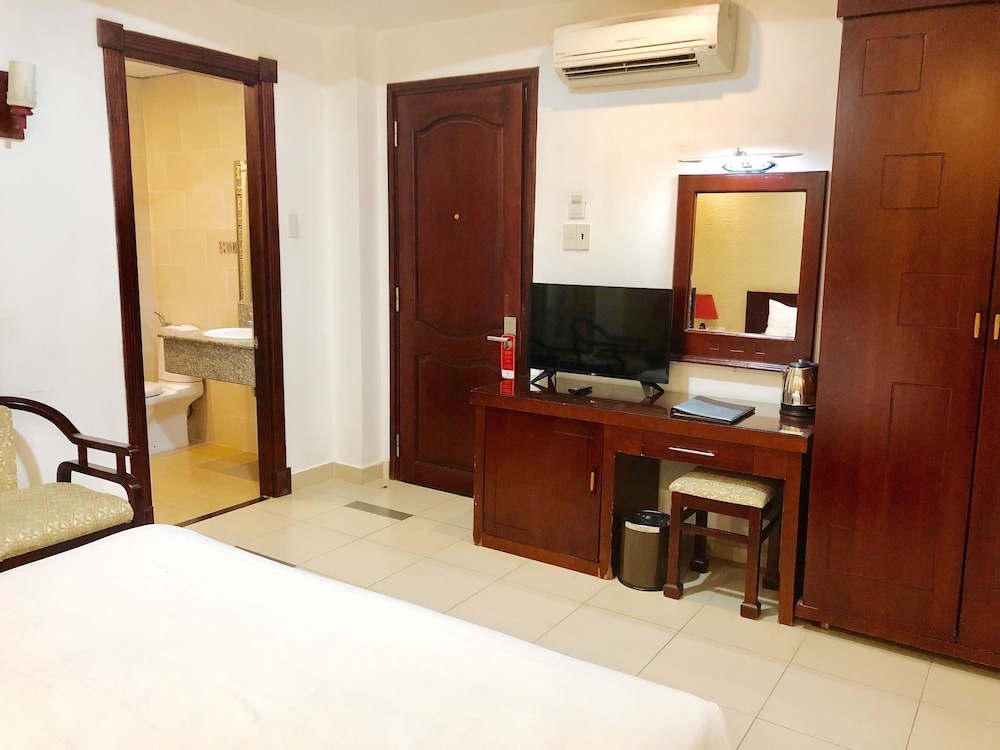 Sunny Hotel 54/54