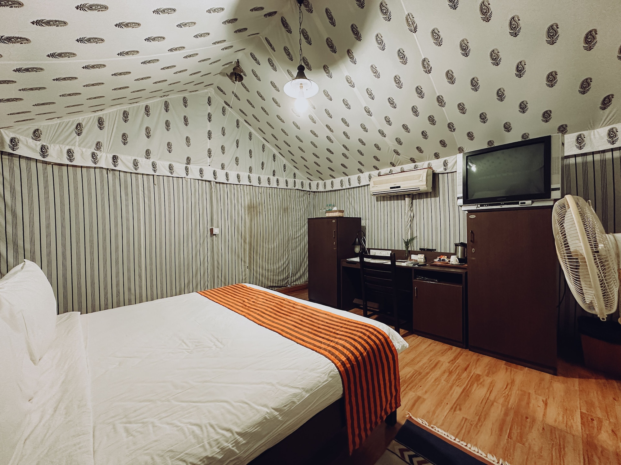 LUXURY, TENT