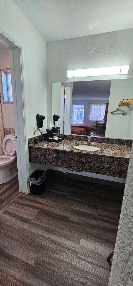 Travel Inn & Suite 33/37