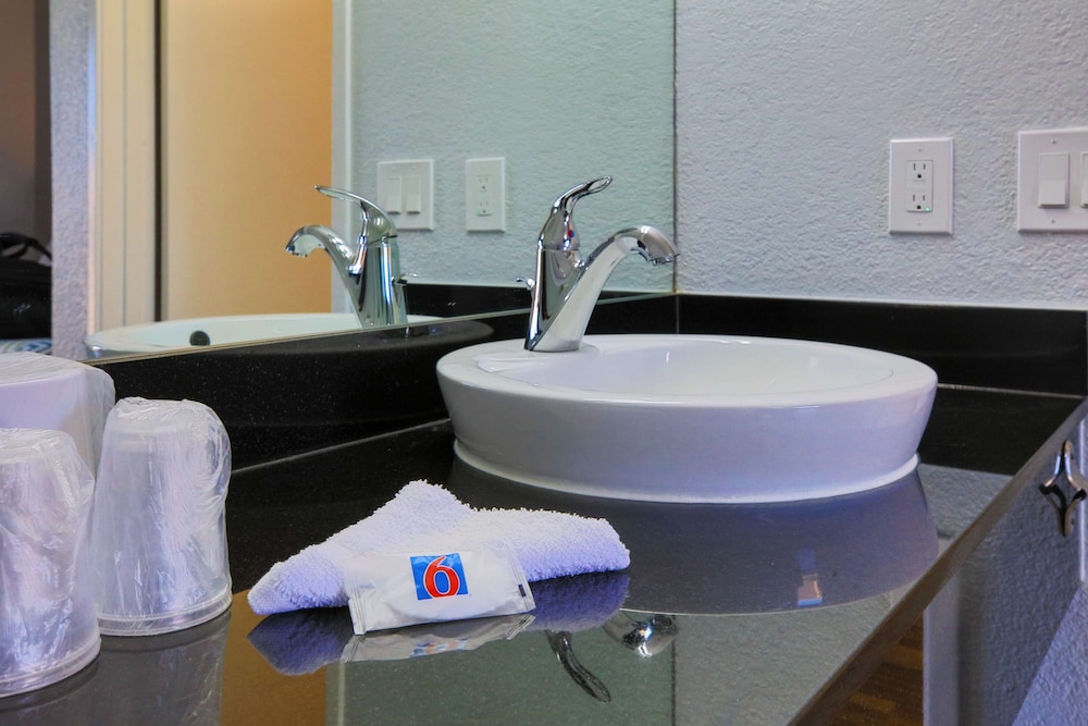 Motel6 Sacramento, CA - North 52/59