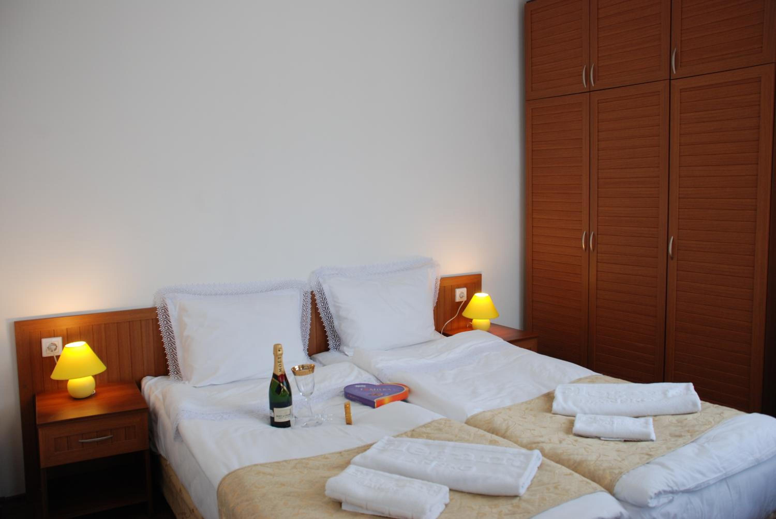 2 Bedrooms, Apartment