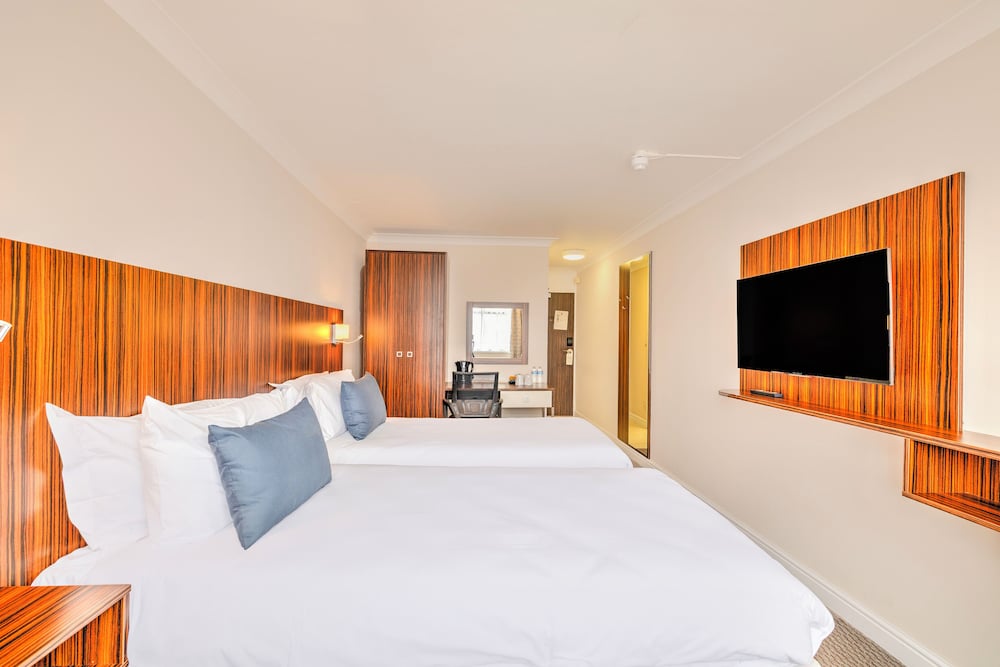 Room at Dancenter Lux Resort London City M25, HORNCHURCH