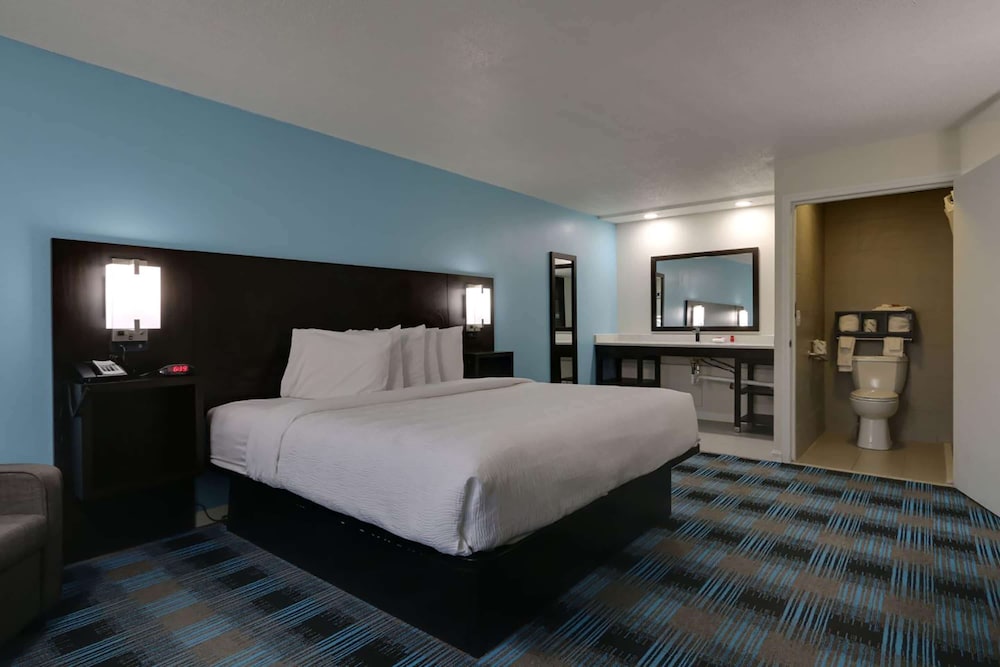 Travelodge by Wyndham Calhoun South I-75 16/40