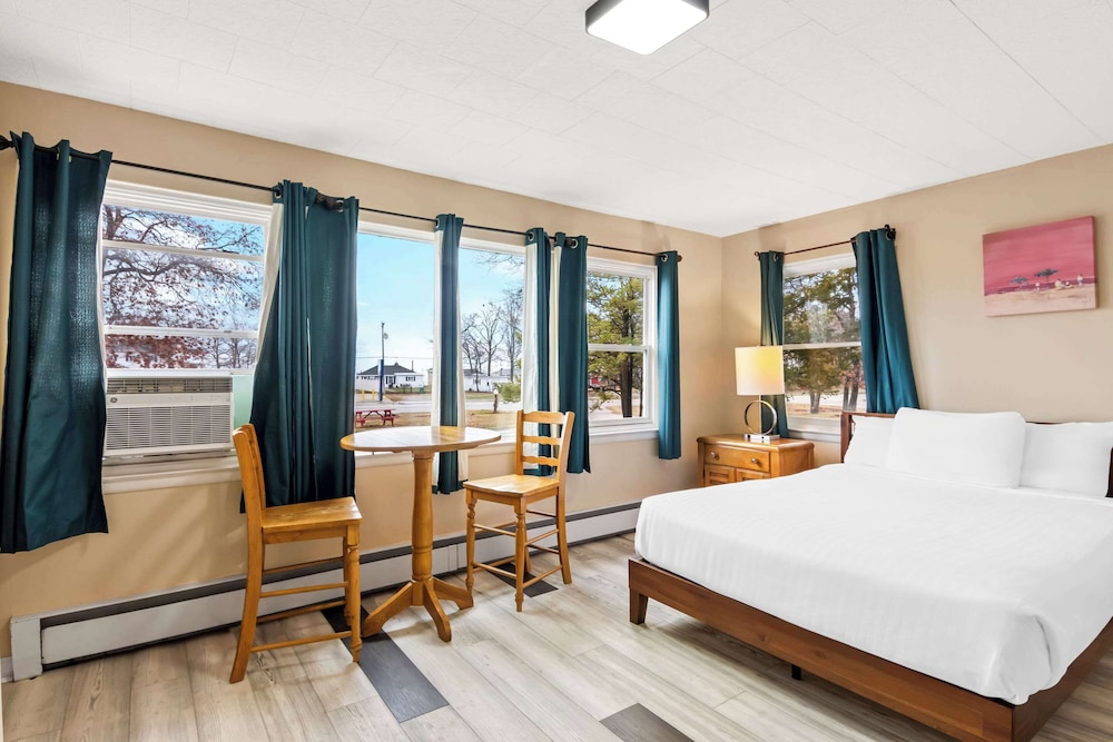 Efficiency, Suite, Queen Bed