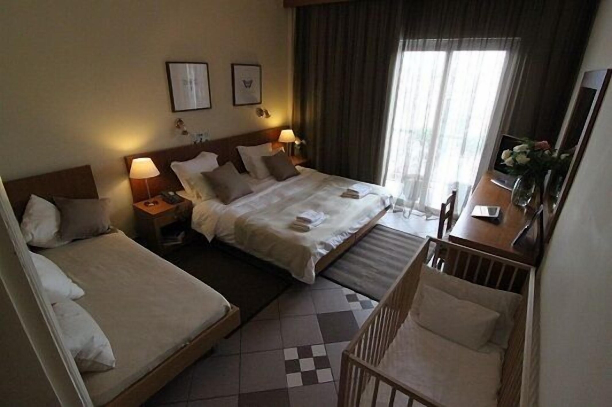 ROOM, QUADRUPLE