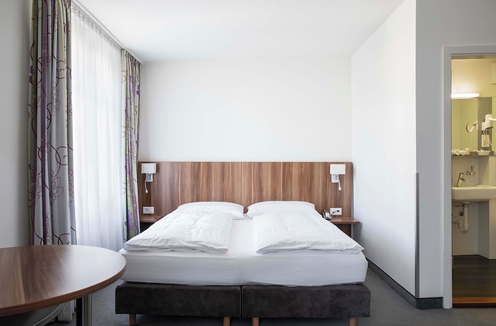 ROOM, DOUBLE BED, LARGE