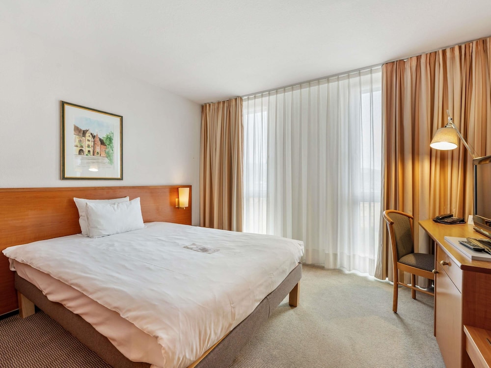 STANDARD, QUEEN BED