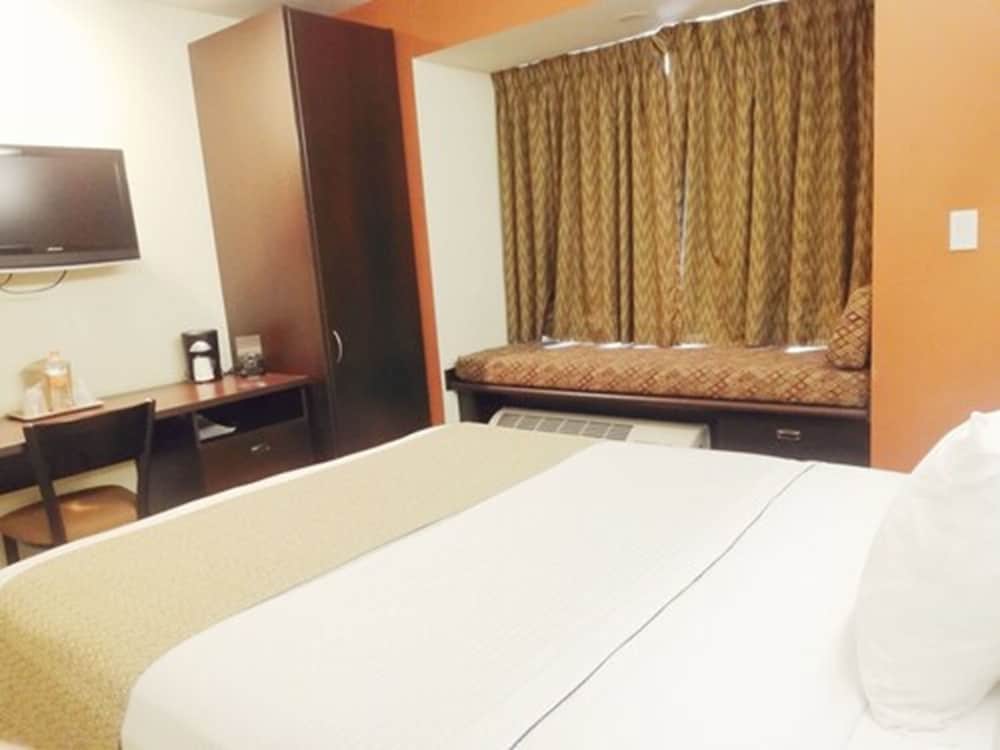 Microtel Inn and Suites by Wyndham Toluca 9/41