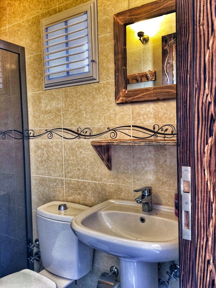 Parmis Boutique House 47/50