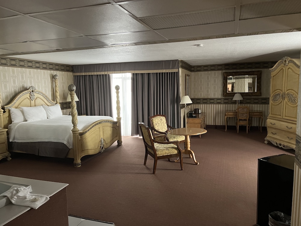 STUDIO, SUITE, KING BED