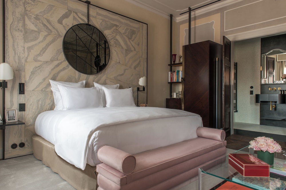 SIGNATURE, SUITE