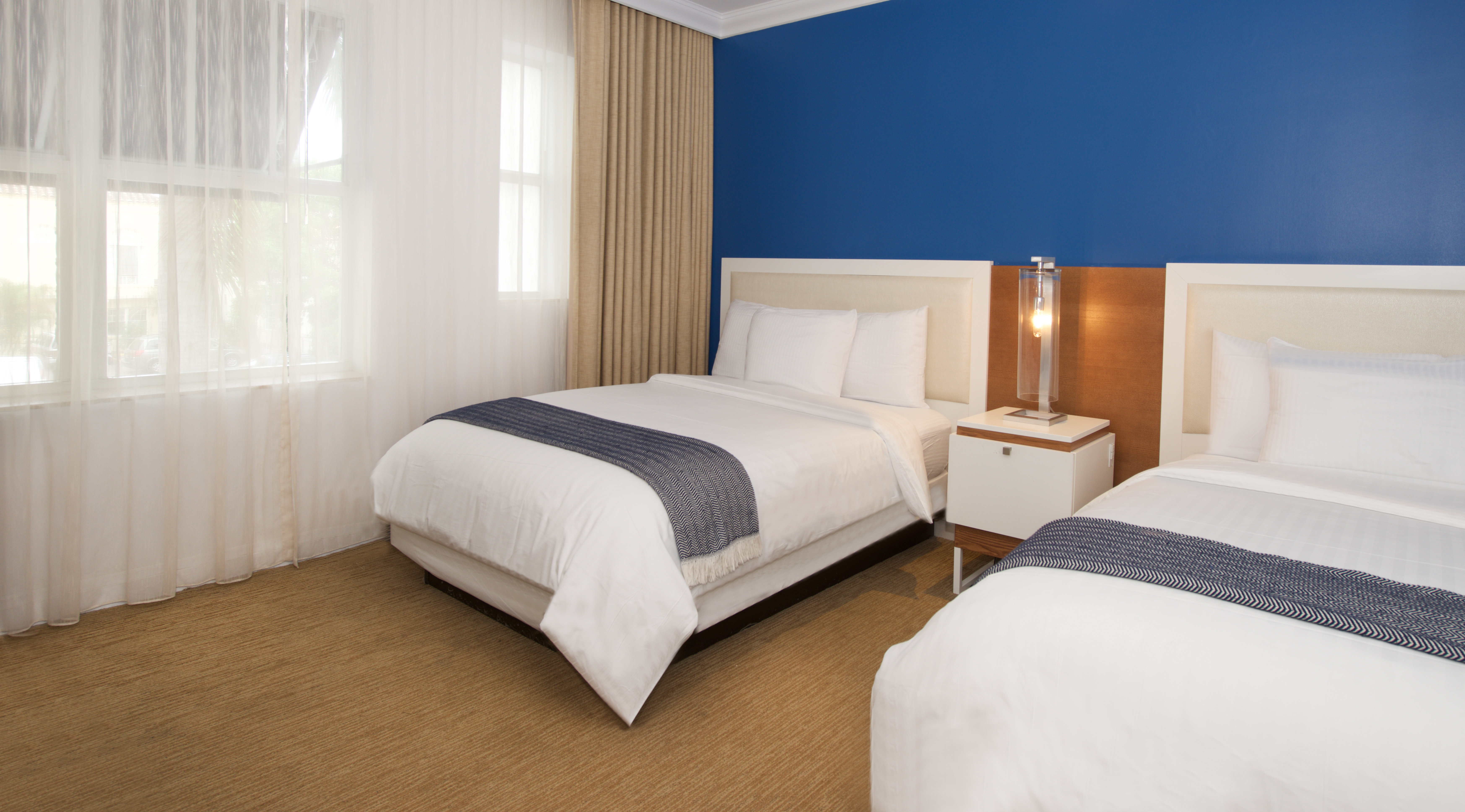 Blue Moon Hotel 20/75