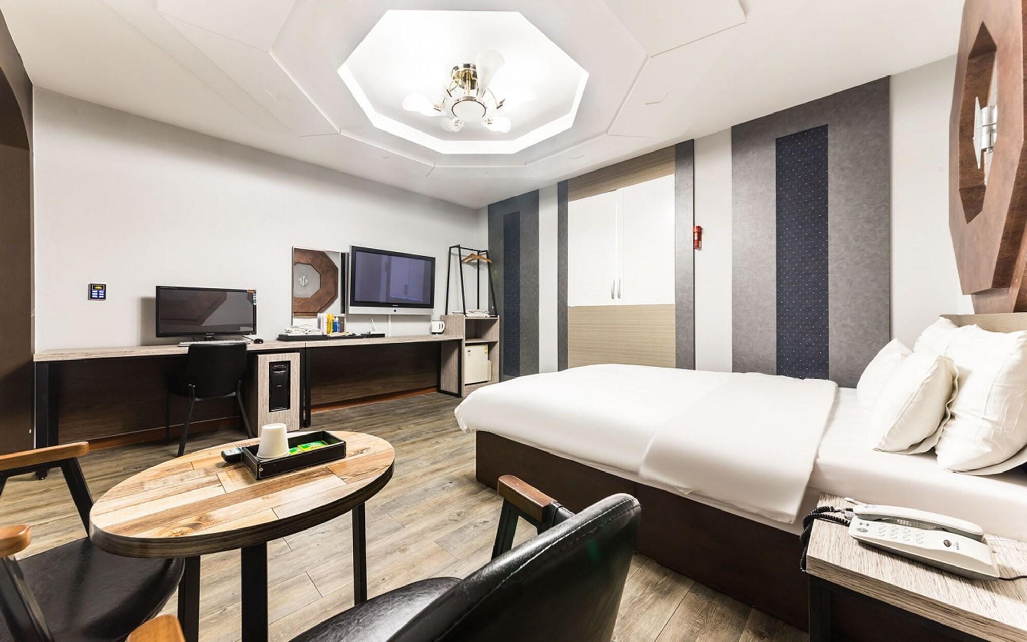 No 1 Hotel 8/44