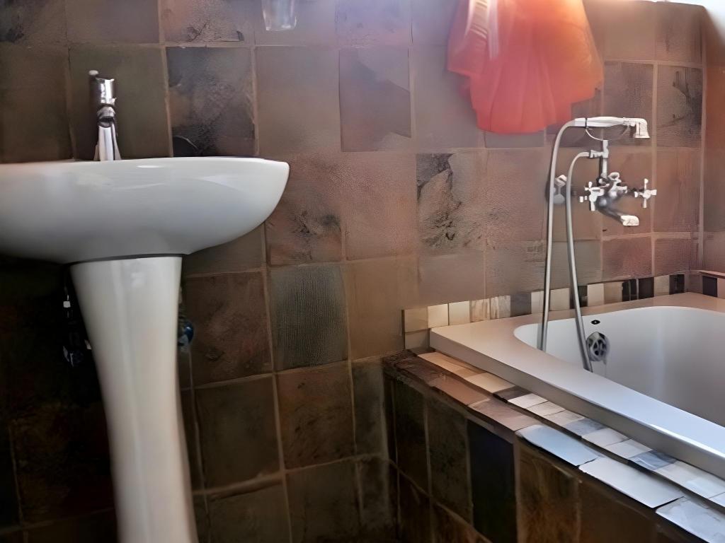 Travellers Nest Guesthouse 90/93