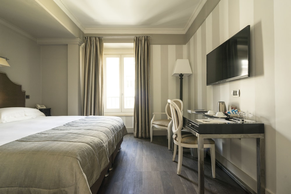 DELUXE, DOUBLE BED