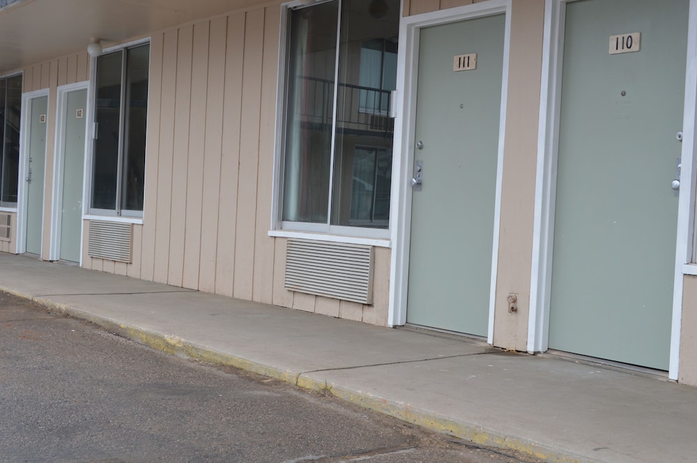 Laramie Valley Inn 33/35