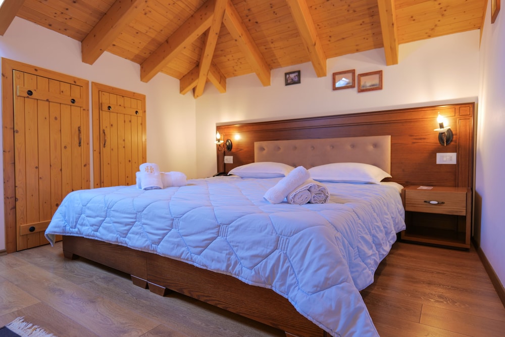 Bineri Hotel Gjirakastra 25/52