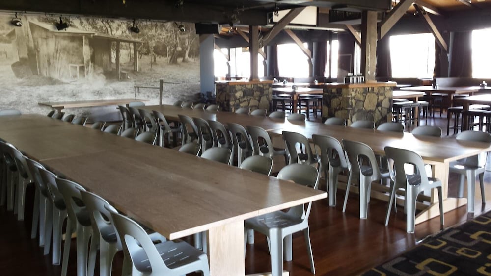 LAKE JINDABYNE HOTEL 52/75